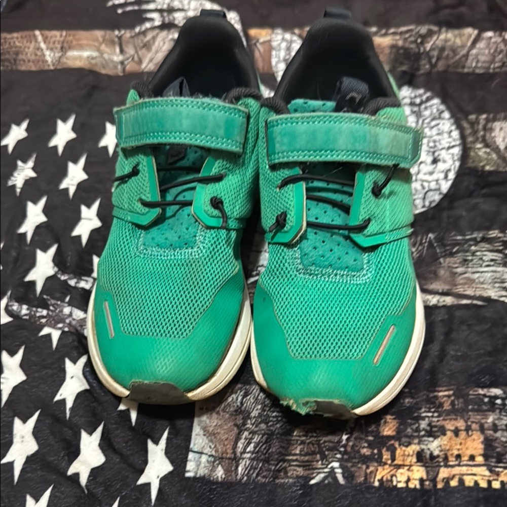 Kids size 2k On Running Green